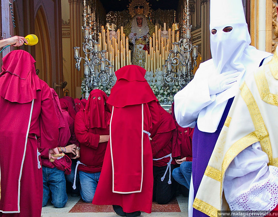 Выносят второй трон с Св. Девой Малага, Испания