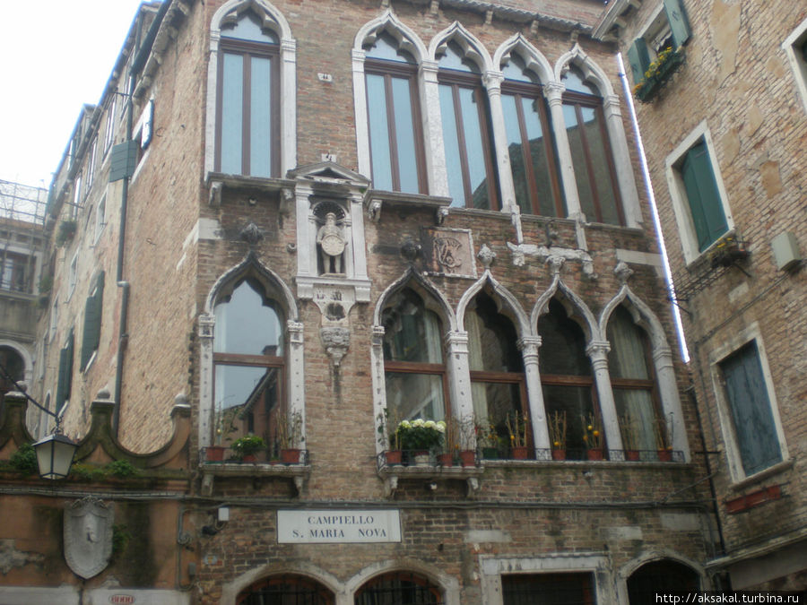 Типичные венецианские окна. Венеция, Италия