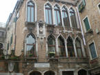 Типичные венецианские окна.