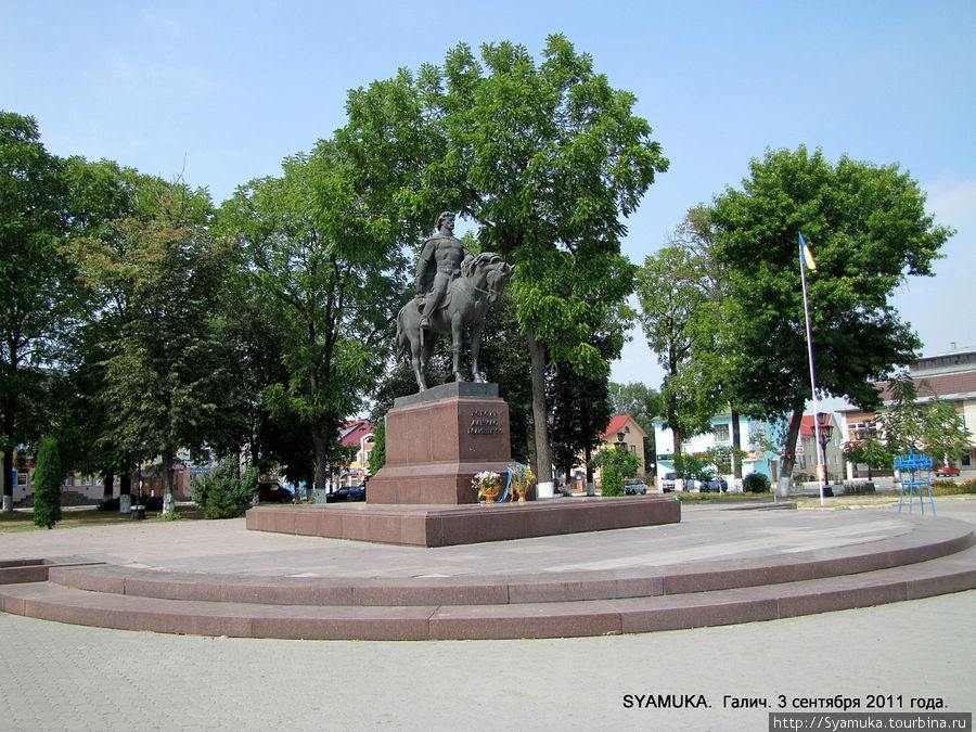 В самом центре площади — памятник Даниилу Галицкому: гордый и статный бронзовый всадник, сидит на коне с отведенной назад правой рукой с мечом. Галич, Украина