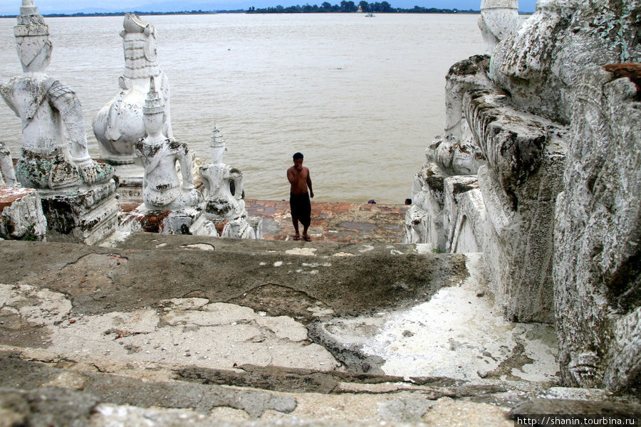 Люди и статуи на берегу Иравади Мингун, Мьянма