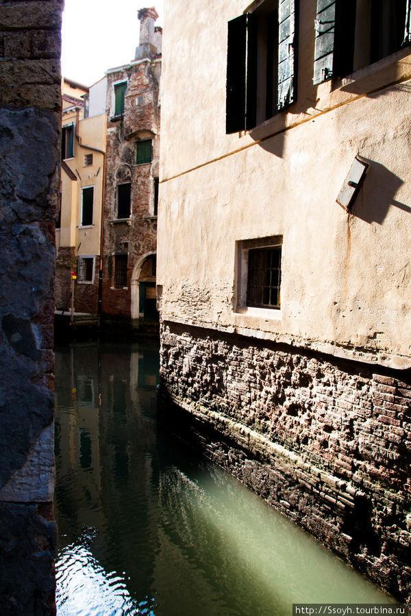 Когда выходишь из темного переулка, бывает сложно поверить, что на улице, в действительности, очень солнечно. Венеция, Италия