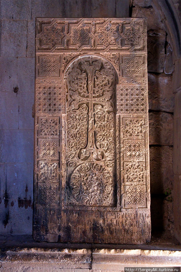 Хачкар в притворе церкви Сурб Карапет Нораванк Монастырь, Армения
