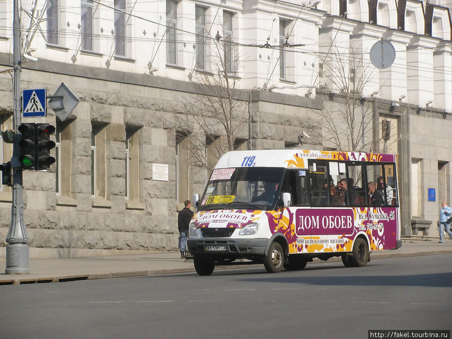 Автобус Рута-25 на площади Конституции. Харьков, Украина