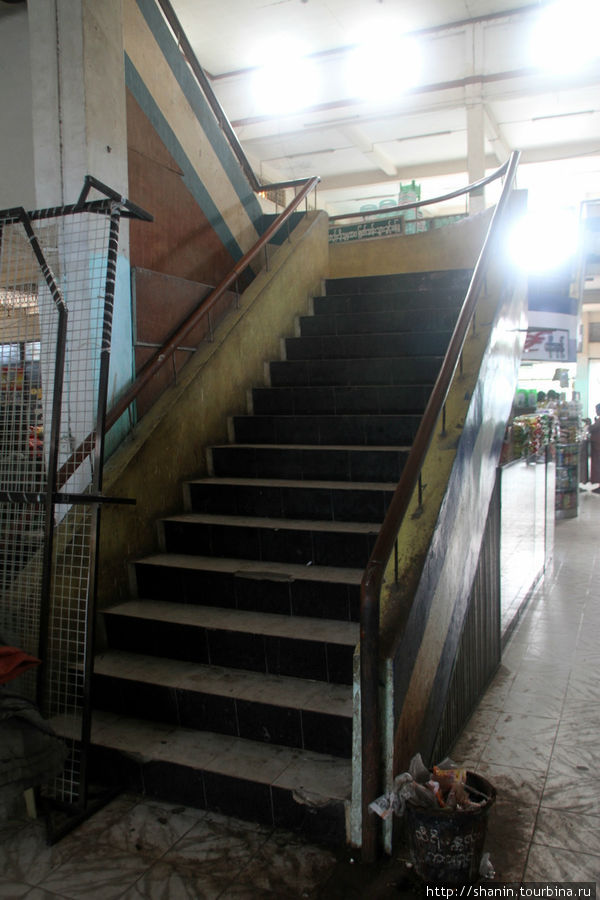 Лестница на второй этаж автовокзала Мандалай, Мьянма
