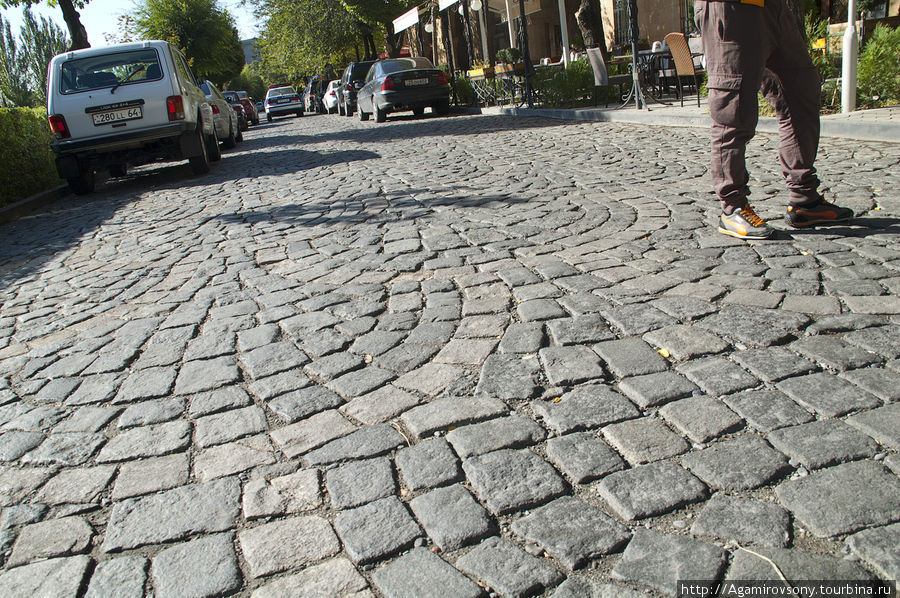 Собянинские плиткоукладчики нервно курят в сторонке. Нам бы такую красоту на тротуары. Ереван, Армения