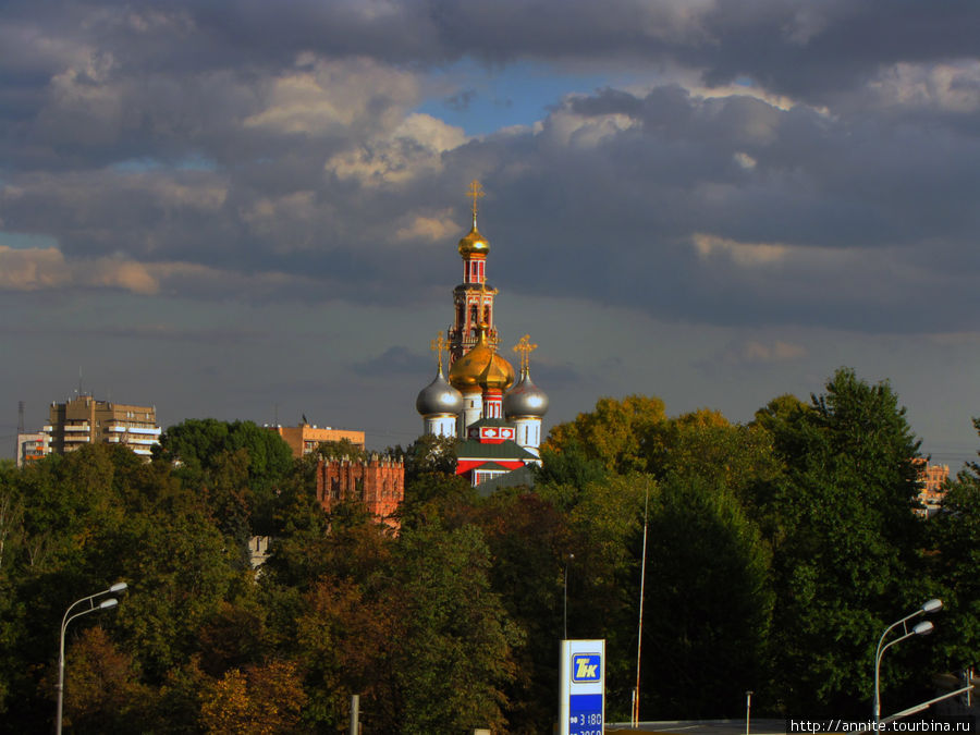 Купола Новодевичьего монастыря с моста. Москва, Россия