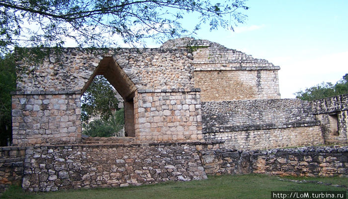 Арочное здание. Одиноко стоящая на краю города, эта арка является границей города, на которой заканчивается защитная стена (внизу слева) и насыпная дорога Эк-Балам, Мексика