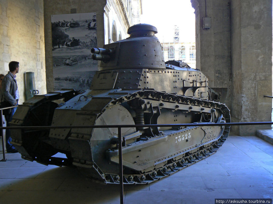 Дворец Инвалидов, является музеем военной славы, хранящим воспоминания военных французских подвигов. Париж, Франция