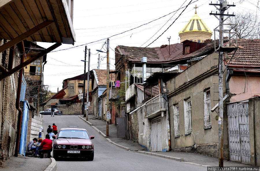 Путь к кафедральному собору проходит мимо президентского дворца, через старый квартал, который состоит из полуразвалившихся домиков... Тбилиси, Грузия