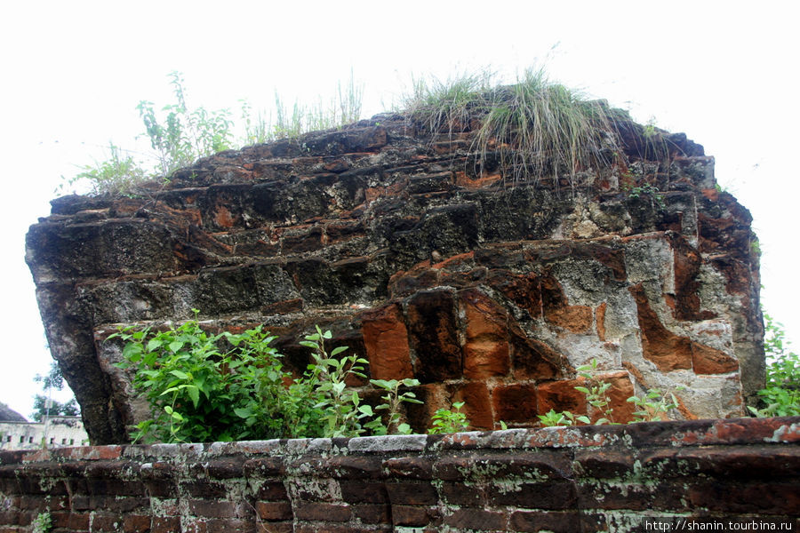 Крупнейшая в мире груда битого кирпича Мингун, Мьянма