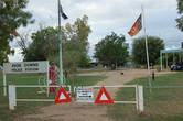 Полицейский участок. Флаги Австралии и аборигенов. На воротах: Вход строго запрещен! По всем вопросам обращайтесь в офис
