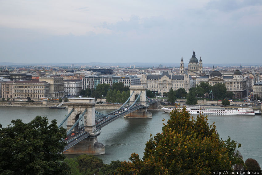 Вид на Пешт, Базилику Святого Иштвана и Львиный (Цепной) мост от Королевского дворца Будапешт, Венгрия