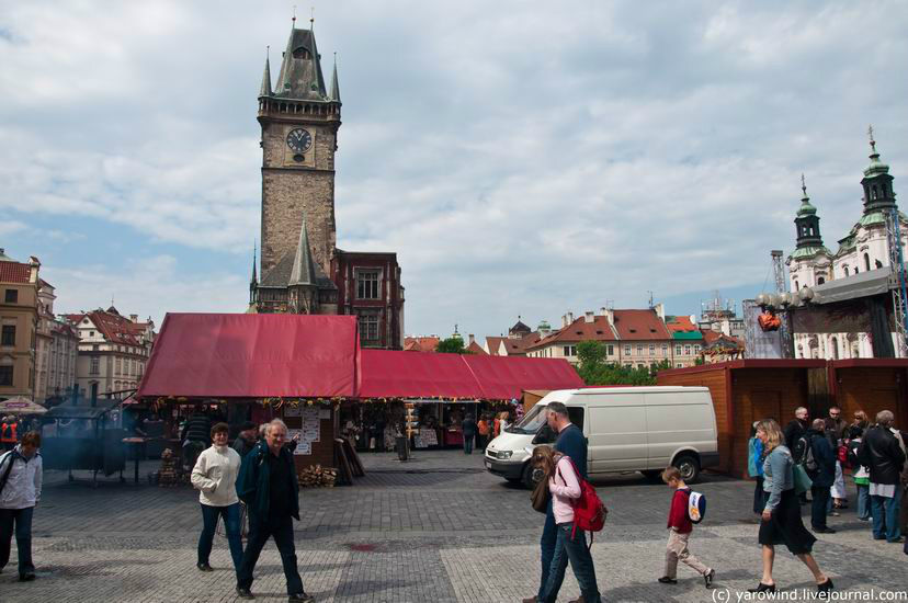 Т.к. дело было вскоре после Пасхи, то на площади везде стояли палатки, в которых продавались сувениры, еда. Прага, Чехия