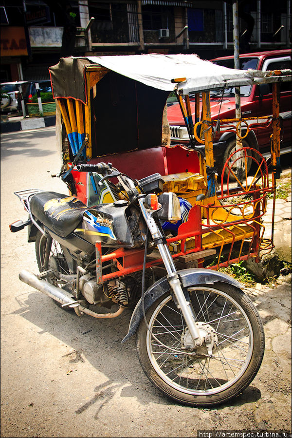 Такая разновидность транспортного средства называется бечек и является основным видом местного транспорта. Медан, Индонезия