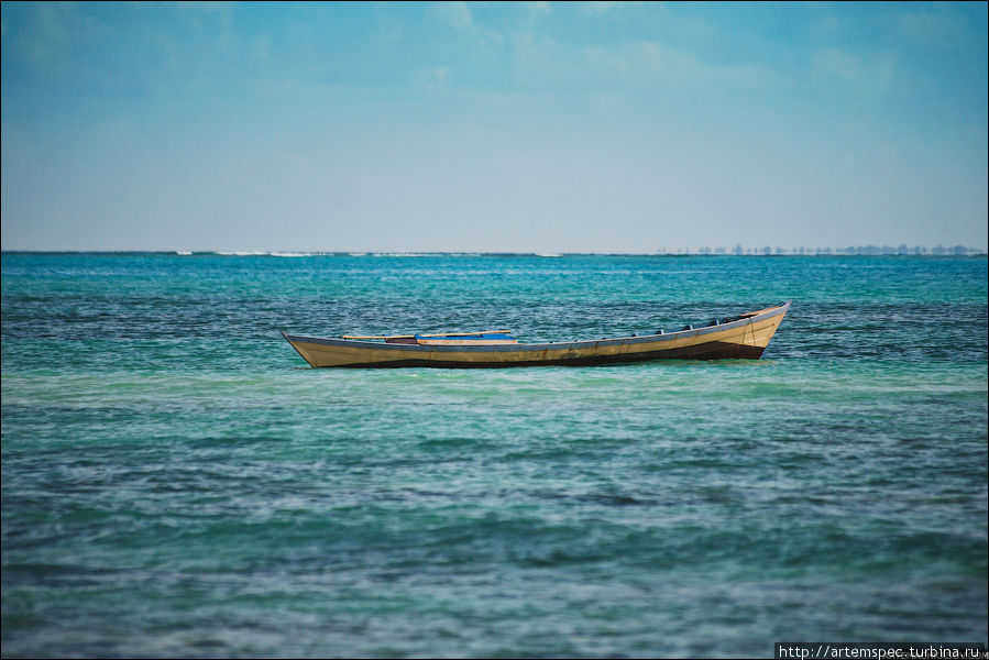 То тут, то там у островов запаркованы рыбацкие лодочки, хозяева которых заняты либо собственно ловлей рыбы, либо сборкой кокосовых орехов. Суматра, Индонезия