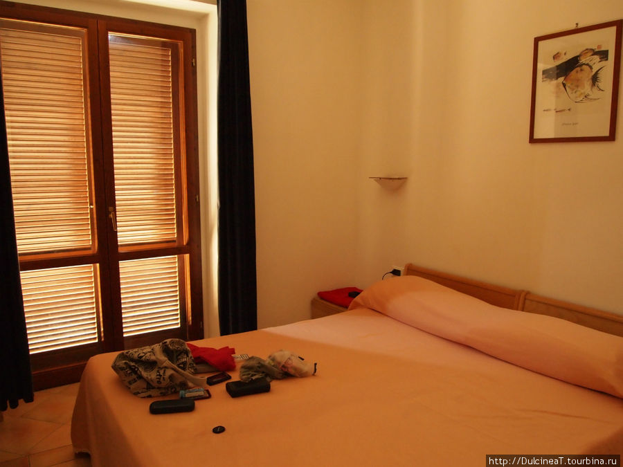 Комната. В основном окно и кровать ) Маратея, Италия