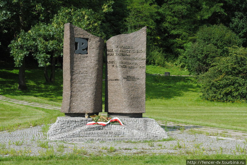 Такой мемориал найдется в любом варшавском парке Варшава, Польша