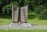 Такой мемориал найдется в любом варшавском парке