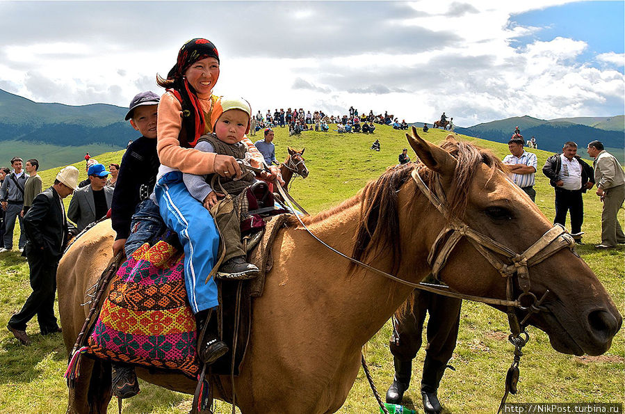 Это не покатушки в парке, это семья чабана приехавшая километров за тридцать поболеть за старшего сына. Казахстан