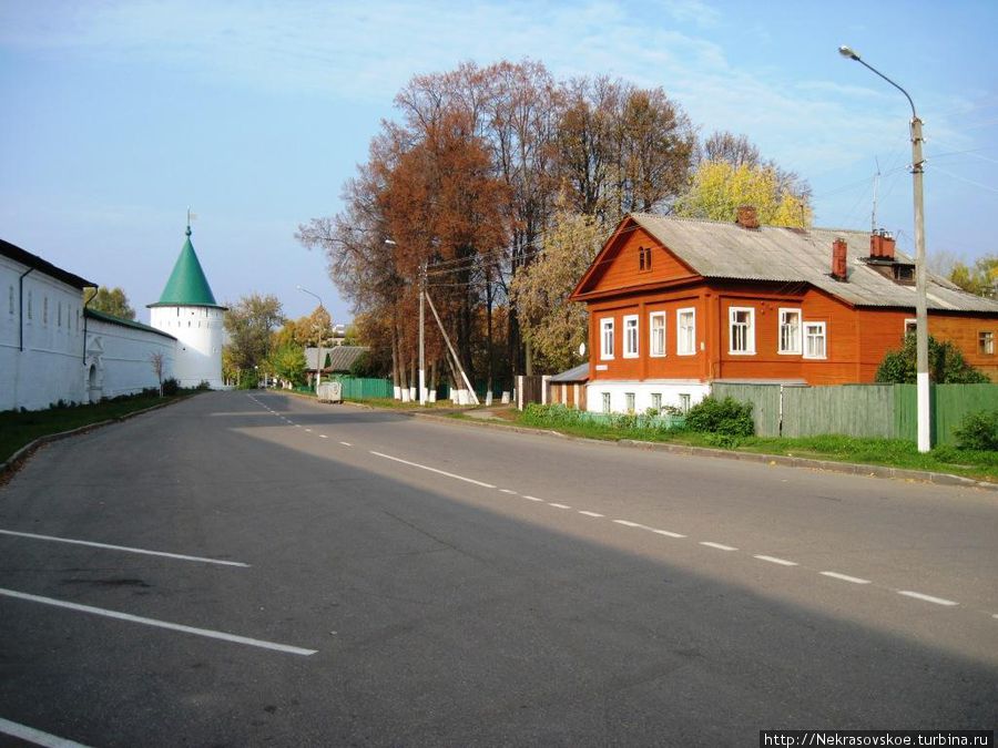 Напротив Свято-Троицкого Ипатьевского мужского монастыря Россия