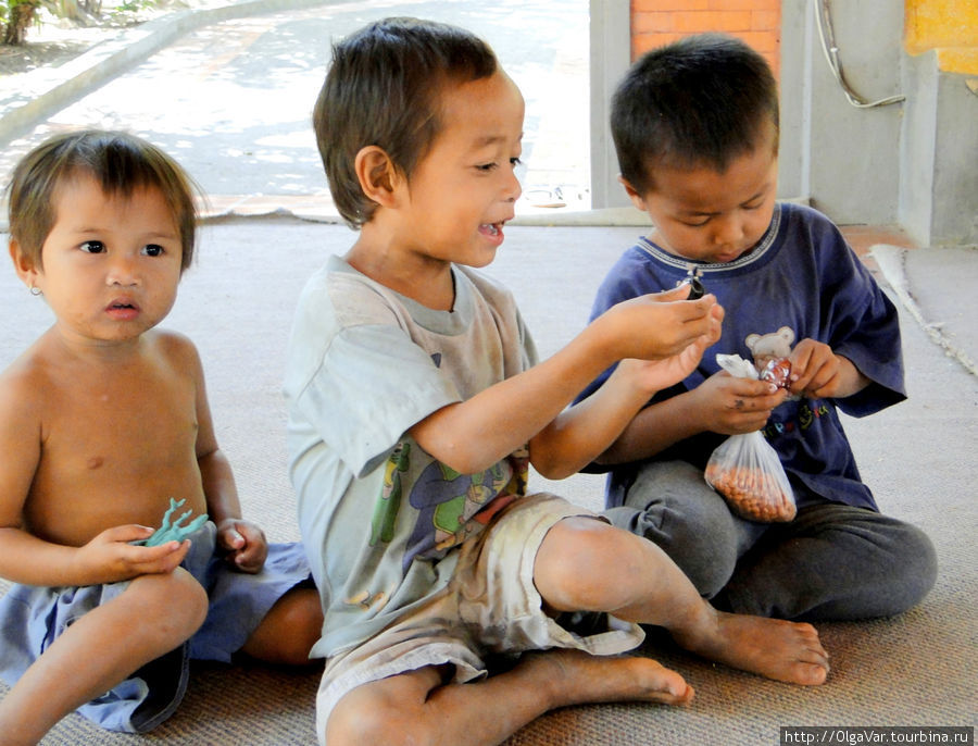 Даже такие маленькие игрушки вызывали у них неописуемую радость Провинция Сиемреап, Камбоджа