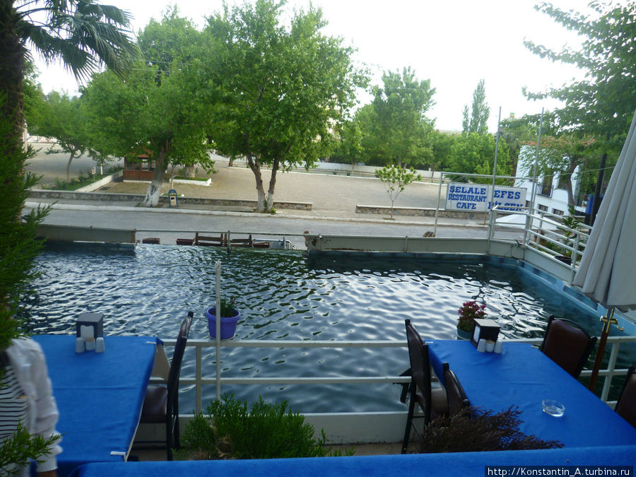 кафе с водопадиком и бассейном с утками2 Кушадасы, Турция