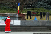 Правда, все в одну кучу: дед Мороз, Приднестровский конфликт 1992 года, румынский флаг и развешенное кем-то белье на веревке…кстати, всего на одной площади было сразу четыре деда Мороза!