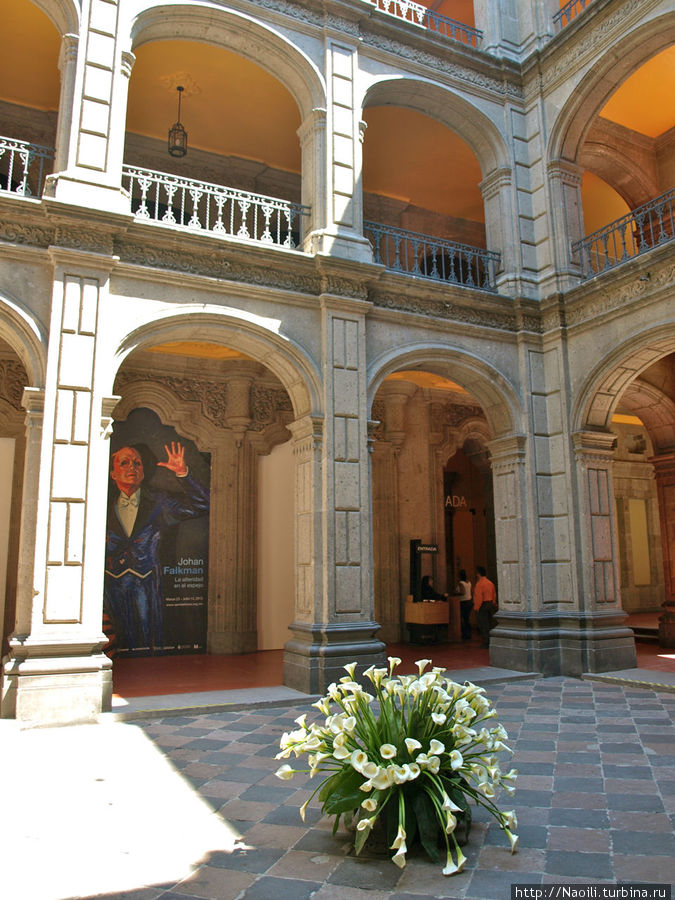 В арках внутреннего дворика можно видеть картины стеновой россписи ; так же рекламные плакаты временных экспозиций музея Мехико, Мексика