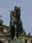 В центре Театральной площади — памятник королю Иоганну, который известен как переводчик Божественной комедии Данте.