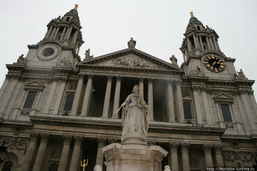 перед входом в собор Лондон, Великобритания