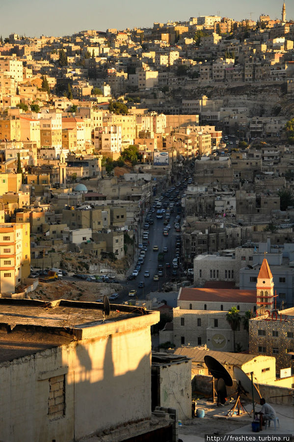 С крыш стоящих на вершине холма домов город просматривается на километры. Амман, Иордания
