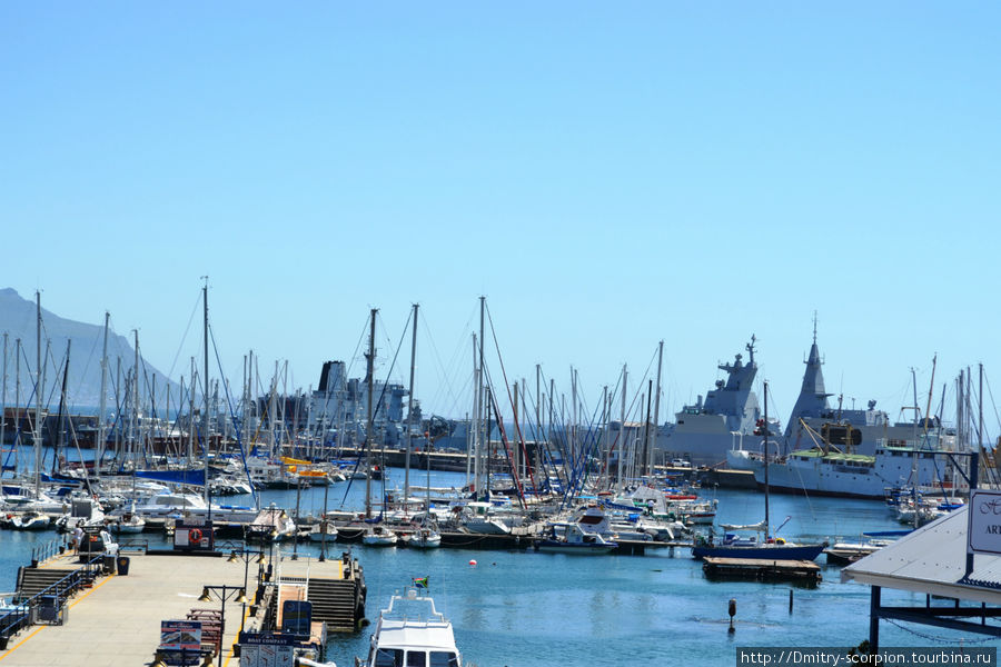 В этом городе расположен военный порт, и общественных пляжей там мы не видели. Зато стояло много военных кораблей. Саймонс-Таун, ЮАР