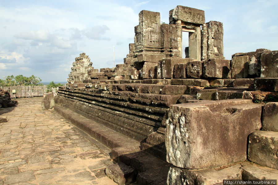 На вершине храма Пхном Бакхенг Ангкор (столица государства кхмеров), Камбоджа