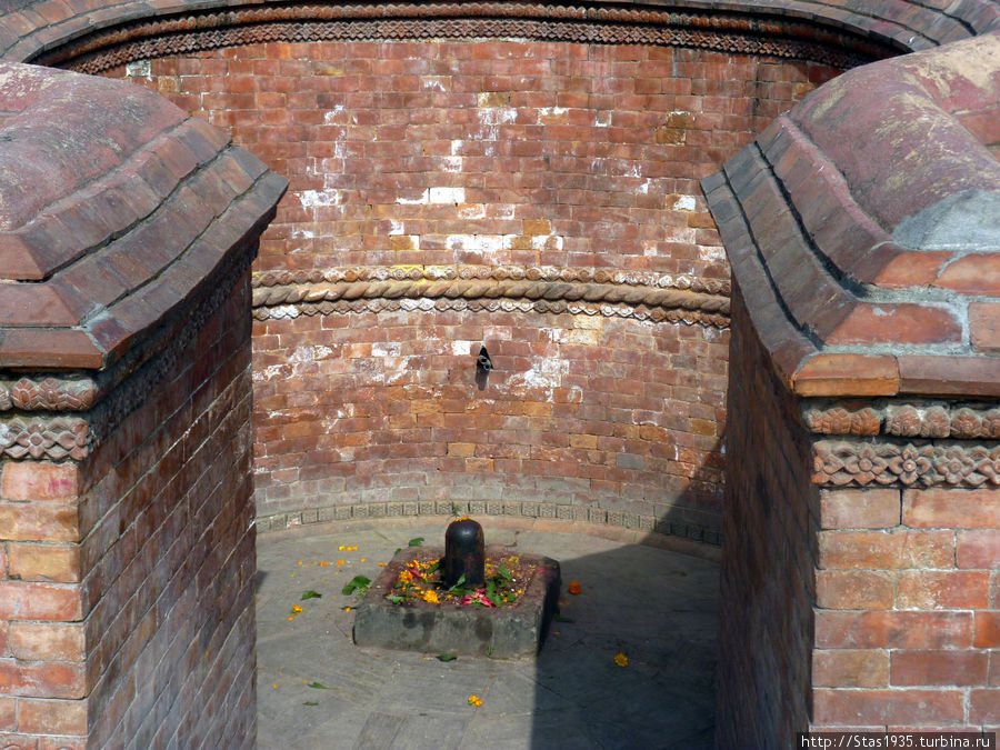 Деопатан. Лингам — символ бога Шиву. Катманду, Непал