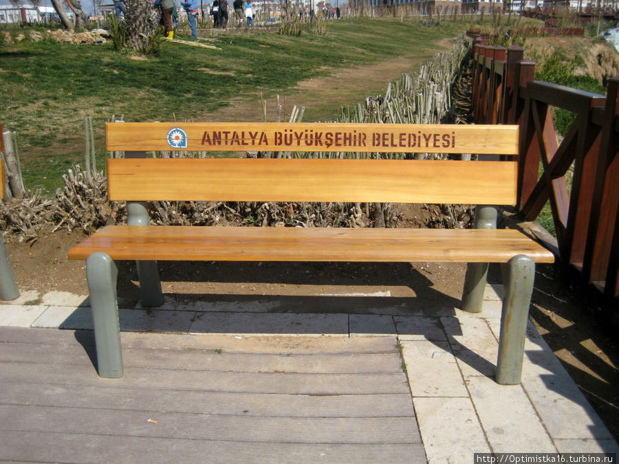 В городах Турции на лавочках пишут, что они установлены муниципалитетом. Анталия, Турция