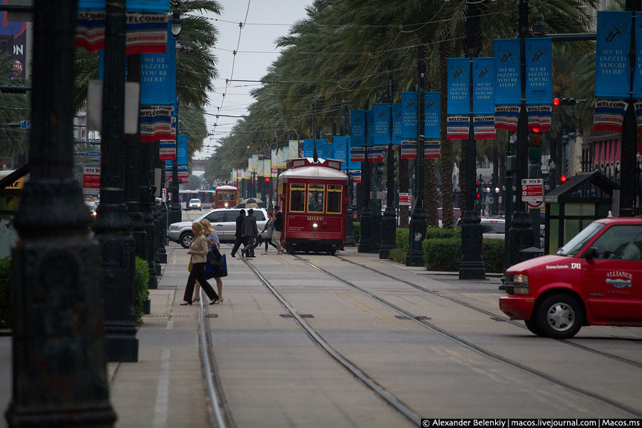 Посередине улицы два пути для трамваев, сами трамваи старые и красивые. Песня! Одно удовольствие гулять по такому городу! Новый Орлеан, CША