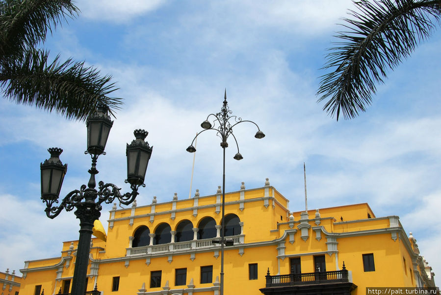 Изящные фонари — достойное украшение знаменитой красавицы. Лима, Перу