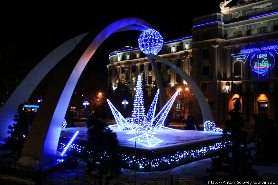 Инсталляция перед Харьковским вокзалом Украина