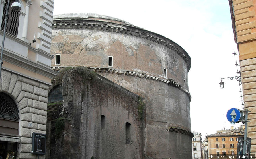 Вид на Пантеон сзади более аутентичный. Рим, Италия