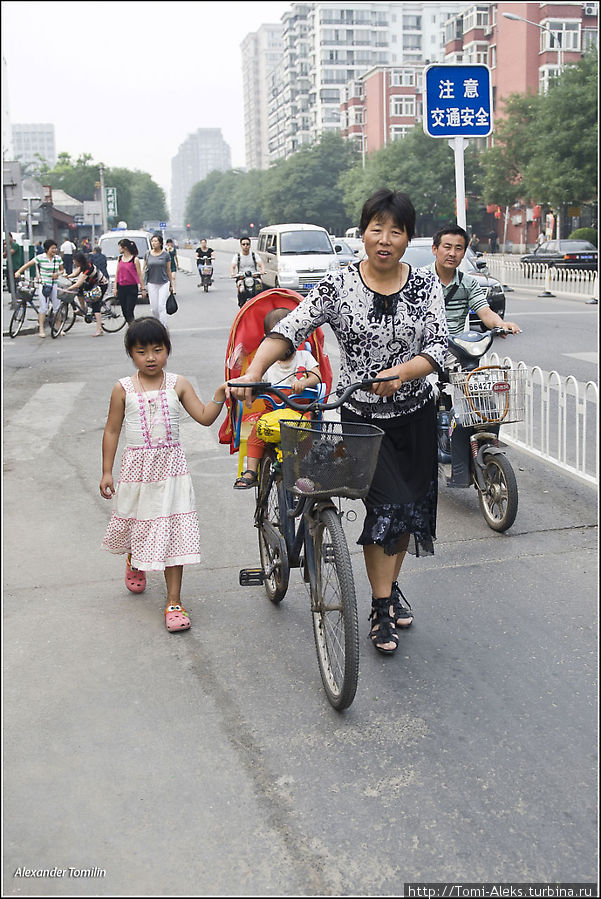 Любимое средство передвижения пекинцев — велосипед. Вдоль любой дороги есть шикарные велодорожки — шириной с целую полосу. Мы тоже не устояли перед соблазном покататься по Пекину на велосипеде. И даже купили себе два велосипеда по смехотворной цене...
* Пекин, Китай