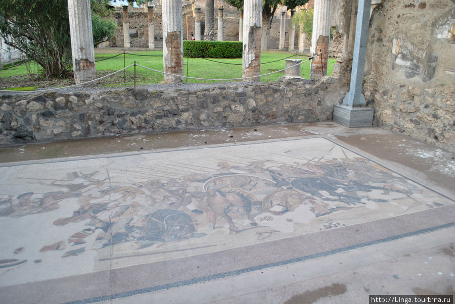Дом Фавна украшает мозаика Битва между Александром и Дарием (подлинник находится в Национальном археологическом музее Неаполя). Помпеи, Италия