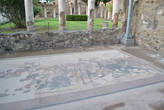 Дом Фавна украшает мозаика Битва между Александром и Дарием (подлинник находится в Национальном археологическом музее Неаполя).