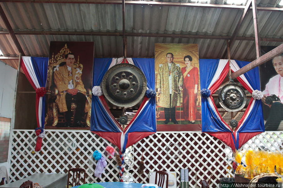 Храм Большого Будды. Портреты короля и королевы. Остров Пхукет, Таиланд