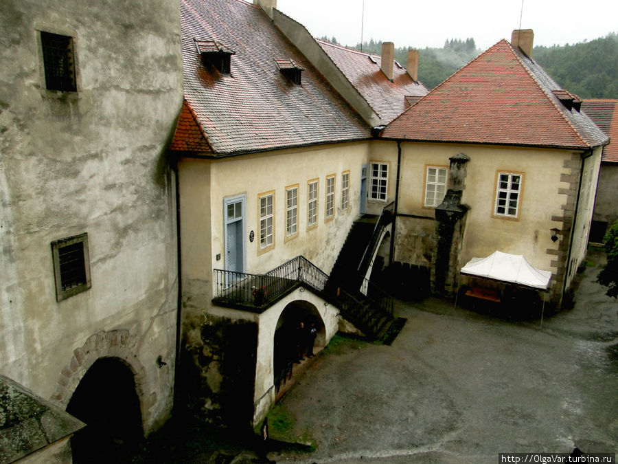 Пройти во внутренний двор замка можно через Проходную башню (слева) Кршивоклат, Чехия