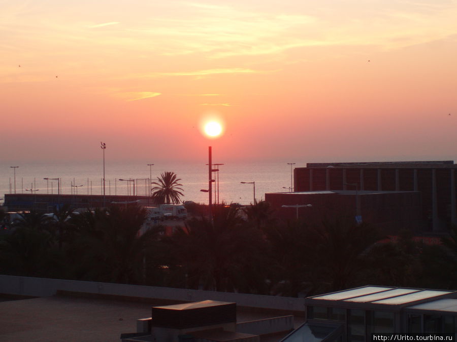Восход солнца, вид из окна отеля. Барселона, Испания