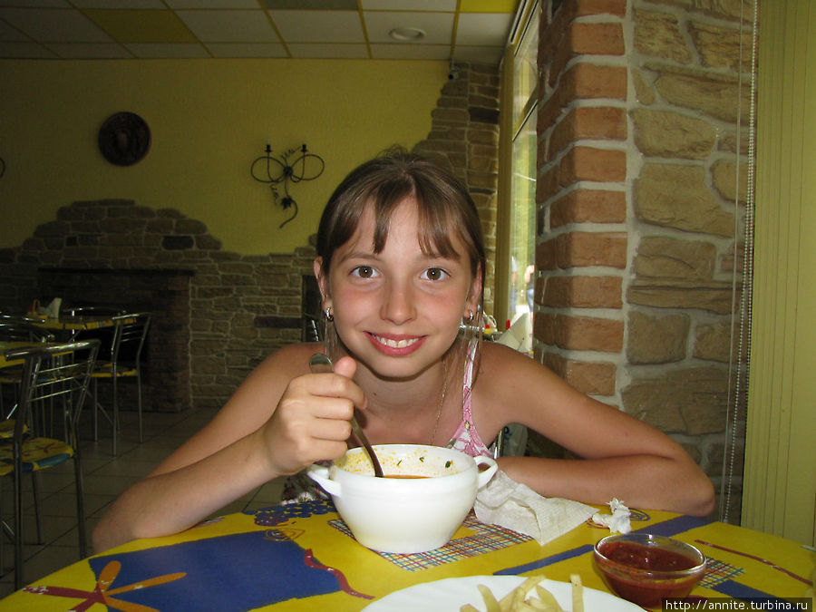 Валерия ест солянку. Таганрог, Россия