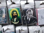 Продают рядом, 1) портрет Имама Али, 2) антирелигиозника Ататюрка