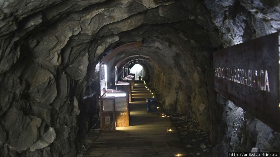 А рядом туннель, в котором они жили, сейчас музей. Валь-ди-Соле, Италия