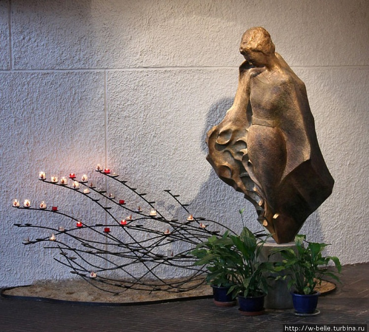 Скульптура Жанны в церкви